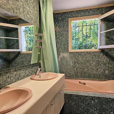 Jolie Maison T4 Avec Piscine A *
